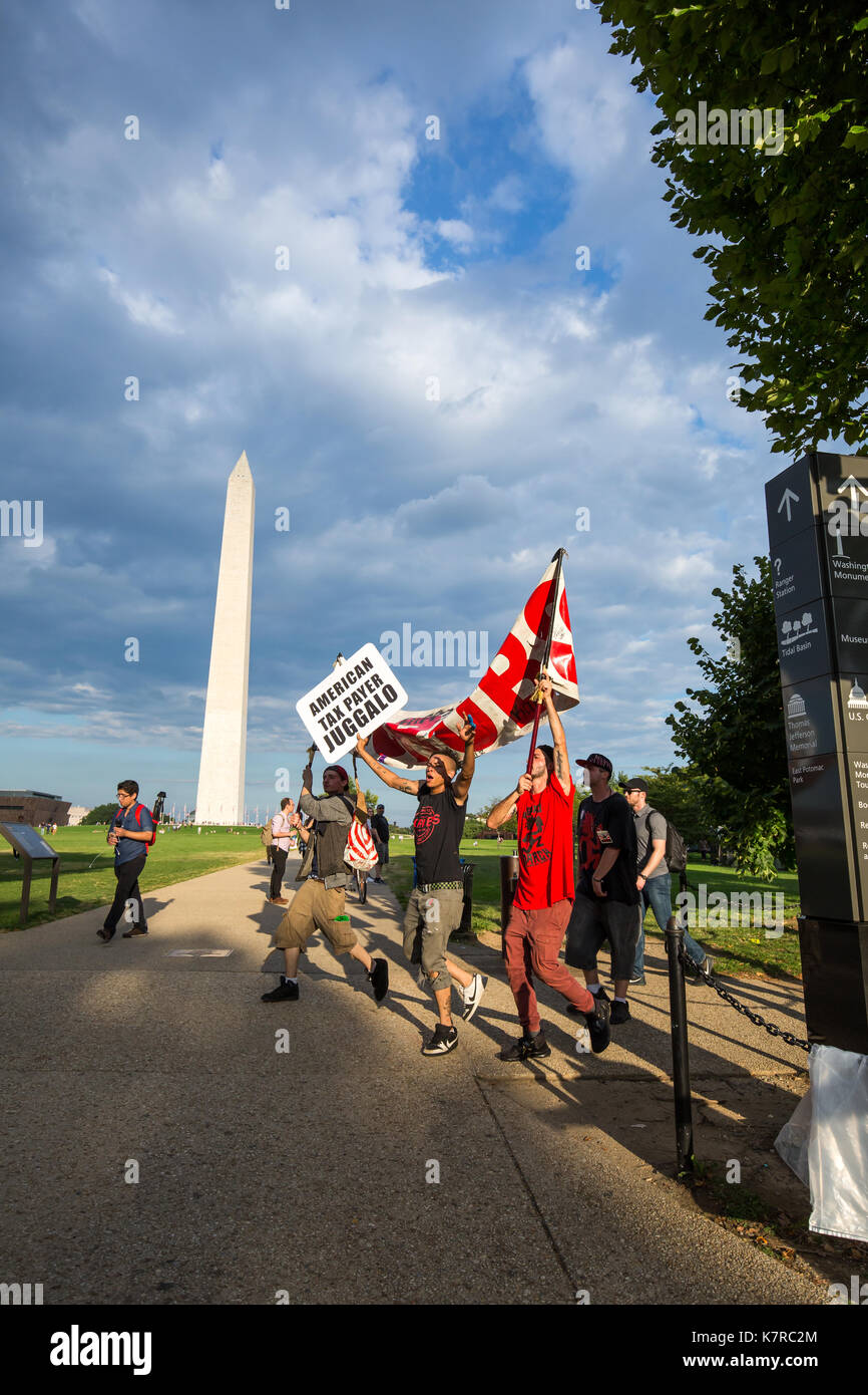 Washington, DC - 16 settembre 2017: gli appassionati di musica del gruppo 'Insane Clown Posse,' chiamato juggalos, marzo davanti al Monumento di Washington durante la juggalo marzo su Washington 2017. Il gruppo si sono riuniti a Washington per protestare contro la loro designazione fbi come una banda criminale. Credito: jeffrey willey/alamy live news Foto Stock