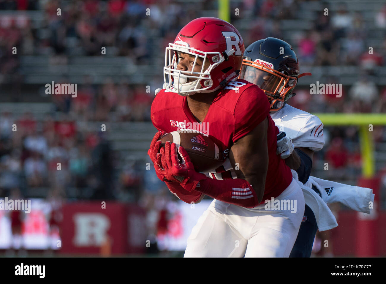 Piscataway, NJ, Stati Uniti d'America. Xvi Sep, 2017. Rutgers Scarlet Knights wide receiver Bo Melton (18) fa una dichiarazione delle catture durante il gioco tra la Morgan membro Orsi e la Rutgers Scarlet Knights al culmine Solutions Stadium di Piscataway, NJ. La Rutgers Scarlet Knights sconfitta la Morgan membro porta 65-0. Credito: Kostas Lymperopoulos/CSM, Credito: csm/Alamy Live News Foto Stock