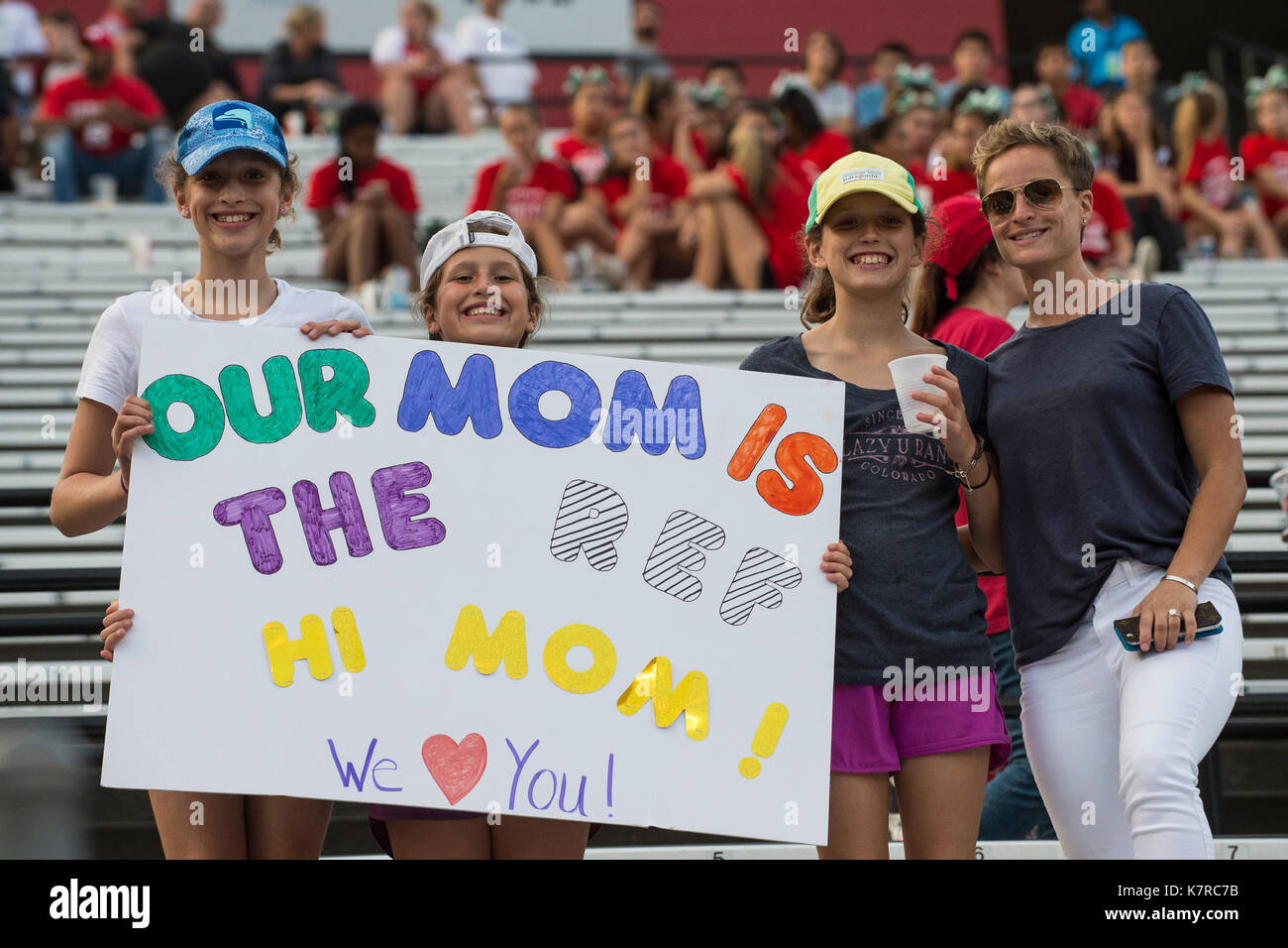 Piscataway, NJ, Stati Uniti d'America. Xvi Sep, 2017. I figli del grande femmina dieci arbitro Amanda Sauer tenere premuto su un segno di celebrare la propria mamma durante il gioco tra la Morgan membro Orsi e la Rutgers Scarlet Knights al culmine Solutions Stadium di Piscataway, NJ. La Rutgers Scarlet Knights sconfitta la Morgan membro porta 65-0. Credito: Kostas Lymperopoulos/CSM, Credito: csm/Alamy Live News Foto Stock