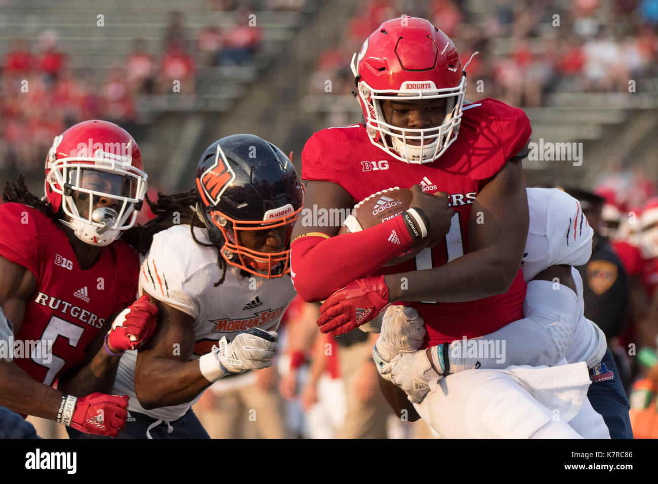 Piscataway, NJ, Stati Uniti d'America. Xvi Sep, 2017. Rutgers Scarlet Knights quarterback Johnathan Lewis (11) corre con la palla durante il gioco tra la Morgan membro Orsi e la Rutgers Scarlet Knights al culmine Solutions Stadium di Piscataway, NJ. La Rutgers Scarlet Knights sconfitta la Morgan membro porta 65-0. Credito: Kostas Lymperopoulos/CSM, Credito: csm/Alamy Live News Foto Stock