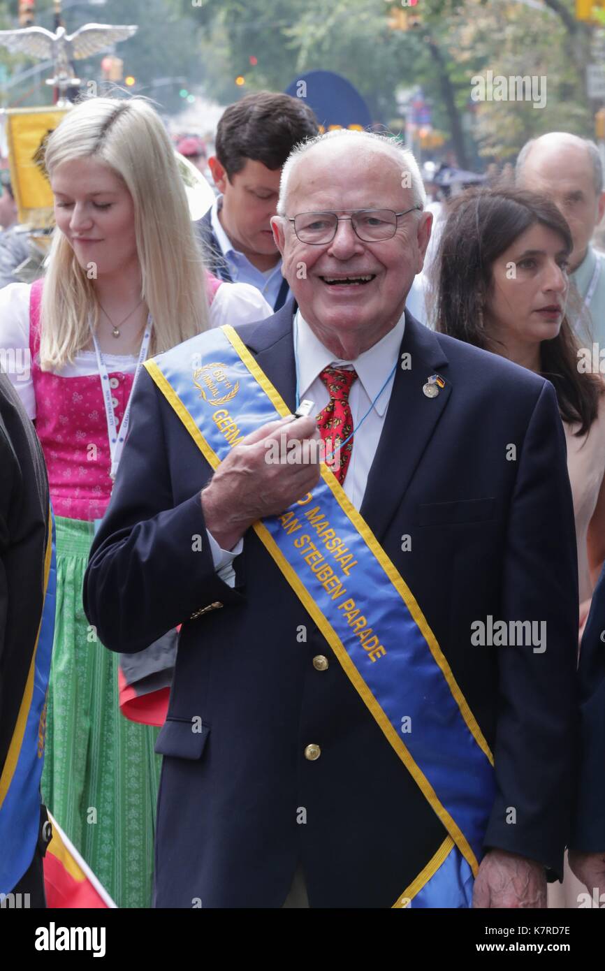 Fifth Avenue, new york, Stati Uniti d'America, 16 settembre 2017 - grand marescialli heinz buckduring il tedesco-americana steuben parade di new York è uno dei più grandi osservanze del patrimonio tedesco in tutta l America e il mondo. con decine di migliaia di tedesco-americani hanno marciato fino alla Fifth Avenue ogni anno in settembre, la sfilata è anche una vetrina della forte amicizia tra i due paesi foto: luiz rampe.lotto/europanewswire | Utilizzo di tutto il mondo Foto Stock