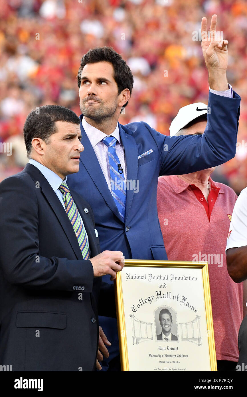 Los Angeles, CA, Stati Uniti d'America. 4 gennaio, 2016. Ex USC Trojans quarterback Matt Leinert è introdotto nella National Football Foundation College Football Hall of Fame durante il tempo di emisaturazione del NCAA partita di calcio tra la USC Trojans e il Texas Longhorns presso il Colosseo a Los Angeles, California.Mandatory Credito Foto : Louis Lopez/CSM/Alamy Live News Foto Stock