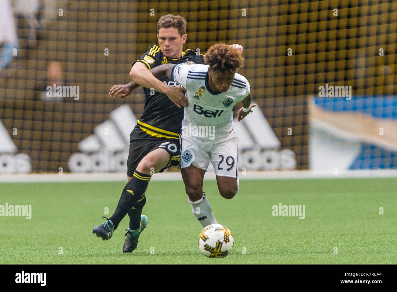 Vancouver, Canada. 16 Settembre, 2017. Yordi Reyna (29) di Vancouver Whitecaps, sfidati da saranno Trapp (20) di Columbus Crew. Punteggio finale 2-2. Vancouver Whitecaps vs Columbus Crew, BC Place Stadium. © Gerry Rousseau/Alamy Live News Foto Stock