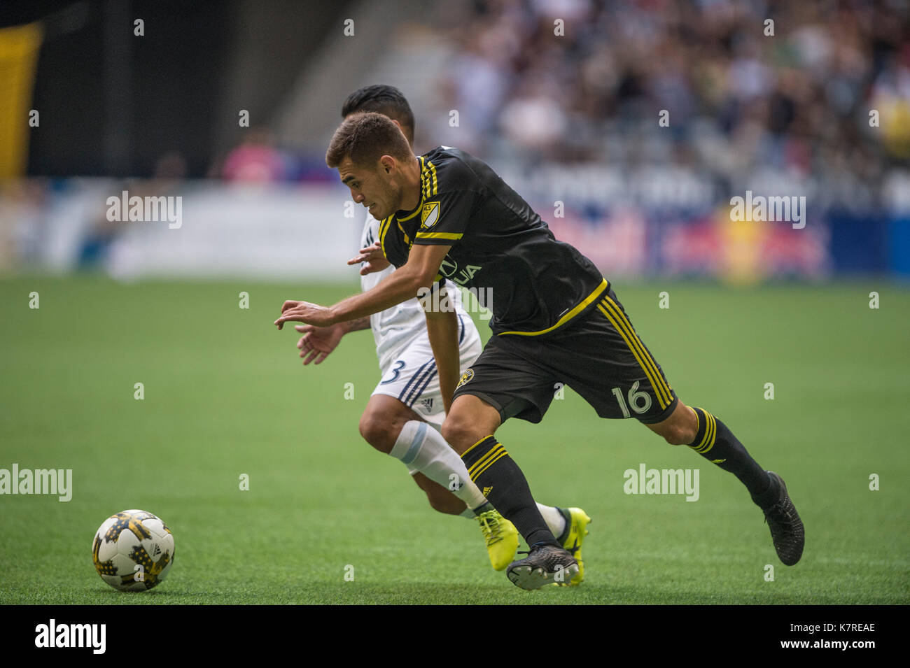 Vancouver, Canada. 16 Settembre, 2017. Hector Jimenez (16) di Columbus Crew e Cristian Techera (13) di Vancouver Whitecaps, si contendono la palla. Punteggio finale 2-2. Vancouver Whitecaps vs Columbus Crew, BC Place Stadium. © Gerry Rousseau/Alamy Live News Foto Stock