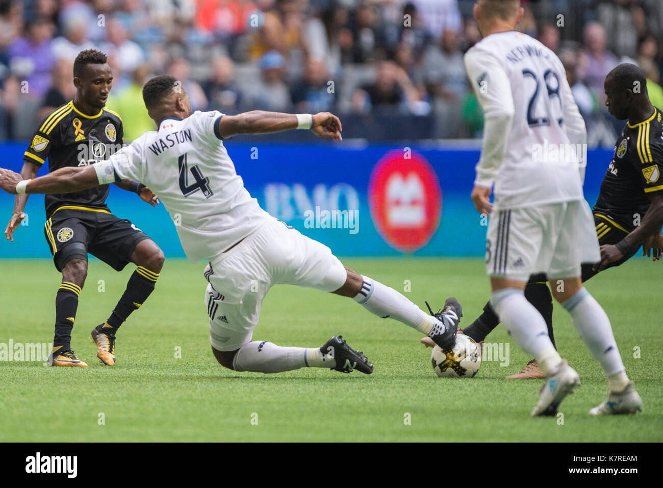 Vancouver, Canada. 16 Settembre, 2017. Kendall Waston (4) di Vancouver Whitecaps, affrontando Kekuta Manneh (19) di Columbus Crew. Punteggio finale 2-2. Vancouver Whitecaps vs Columbus Crew, BC Place Stadium. © Gerry Rousseau/Alamy Live News Foto Stock