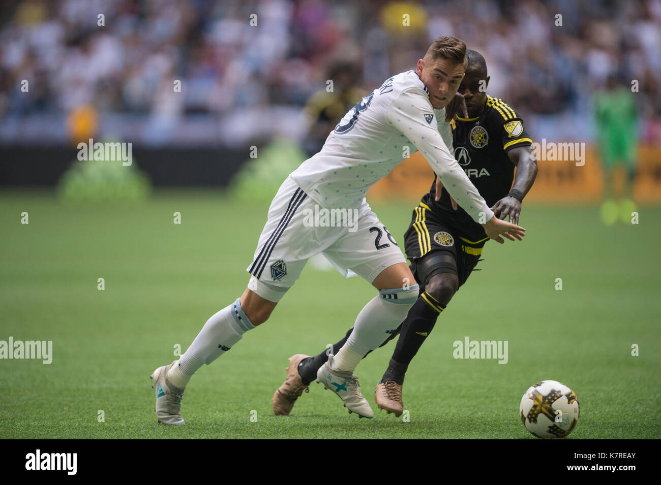 Vancouver, Canada. 16 Settembre, 2017. Jake Nerwinski (28) di Vancouver Whitecaps(L), e Kekuta Manneh (19) di Columbus Crew in azione per la sfera. Punteggio finale 2-2. Vancouver Whitecaps vs Columbus Crew, BC Place Stadium. © Gerry Rousseau/Alamy Live News Foto Stock