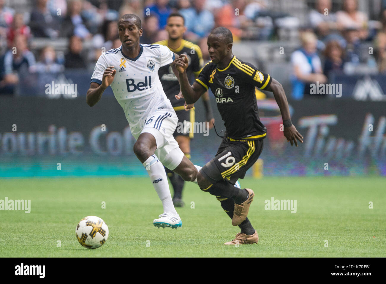 Vancouver, Canada. 16 Settembre, 2017. Ali Ghazal (66) di Vancouver Whitecaps e Kekuta Manneh (19) di Columbus Crew, nel perseguimento per la palla. Punteggio finale 2-2. Vancouver Whitecaps vs Columbus Crew, BC Place Stadium. © Gerry Rousseau/Alamy Live News Foto Stock