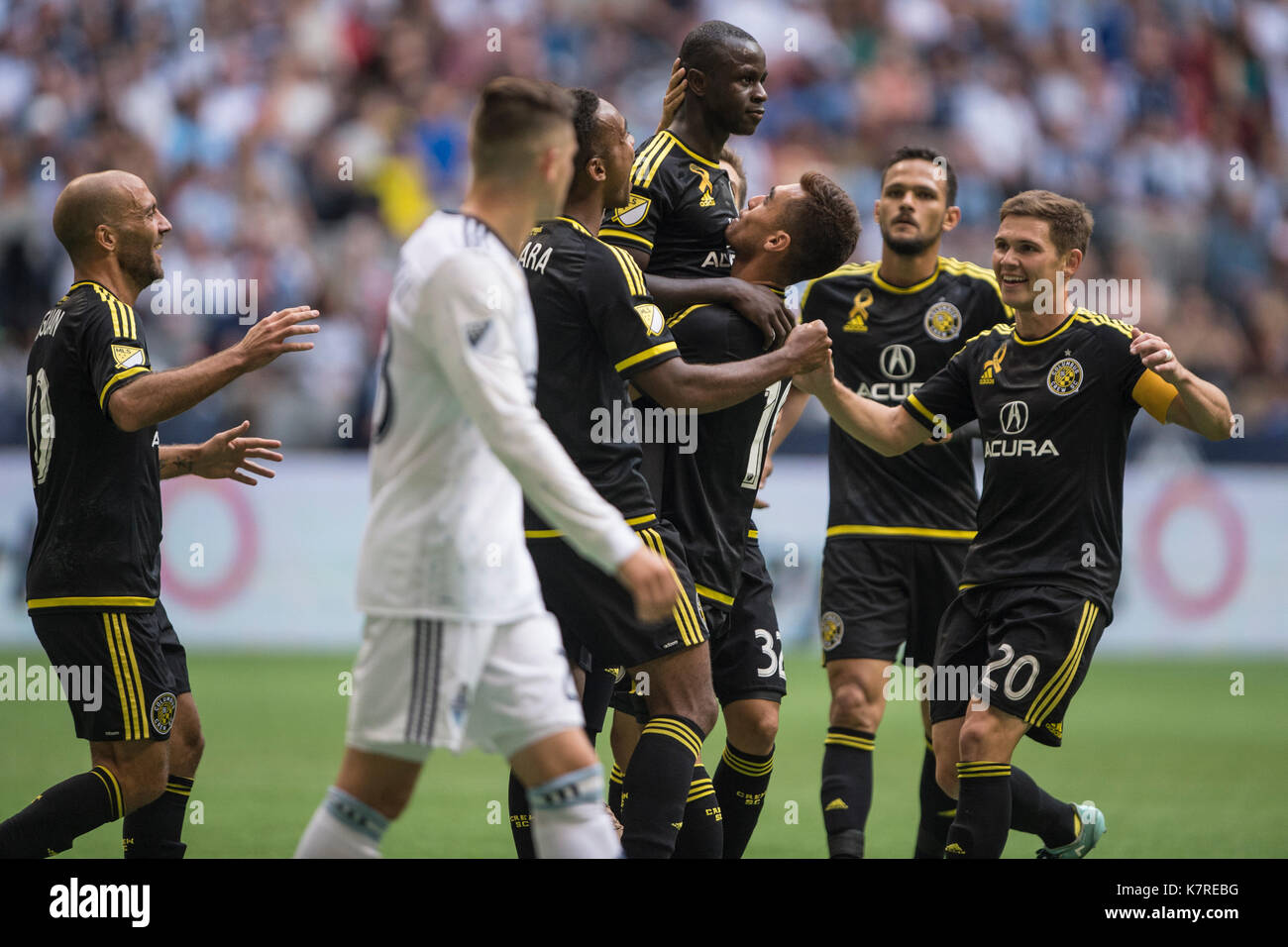Vancouver, Canada. 16 Settembre, 2017. Manneh Kekuta (19) di Columbus Crew (C), essendo le congratulazioni dei suoi compagni di squadra dopo segnando il secondo obiettivo di Columbus. Punteggio finale 2-2. Vancouver Whitecaps vs Columbus Crew, BC Place Stadium. © Gerry Rousseau/Alamy Live News Foto Stock