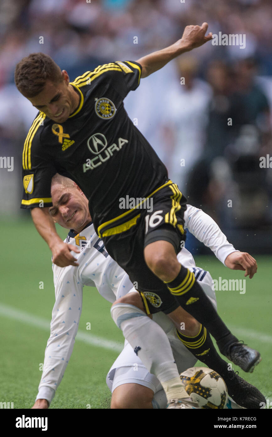 Vancouver, Canada. 16 Settembre, 2017. Hector Jimenez (16) di Columbus Crew e Jake Nerwinski (28) di Vancouver Whitecaps, in lotta per la sfera. Punteggio finale 2-2. Vancouver Whitecaps vs Columbus Crew, BC Place Stadium. © Gerry Rousseau/Alamy Live News Foto Stock