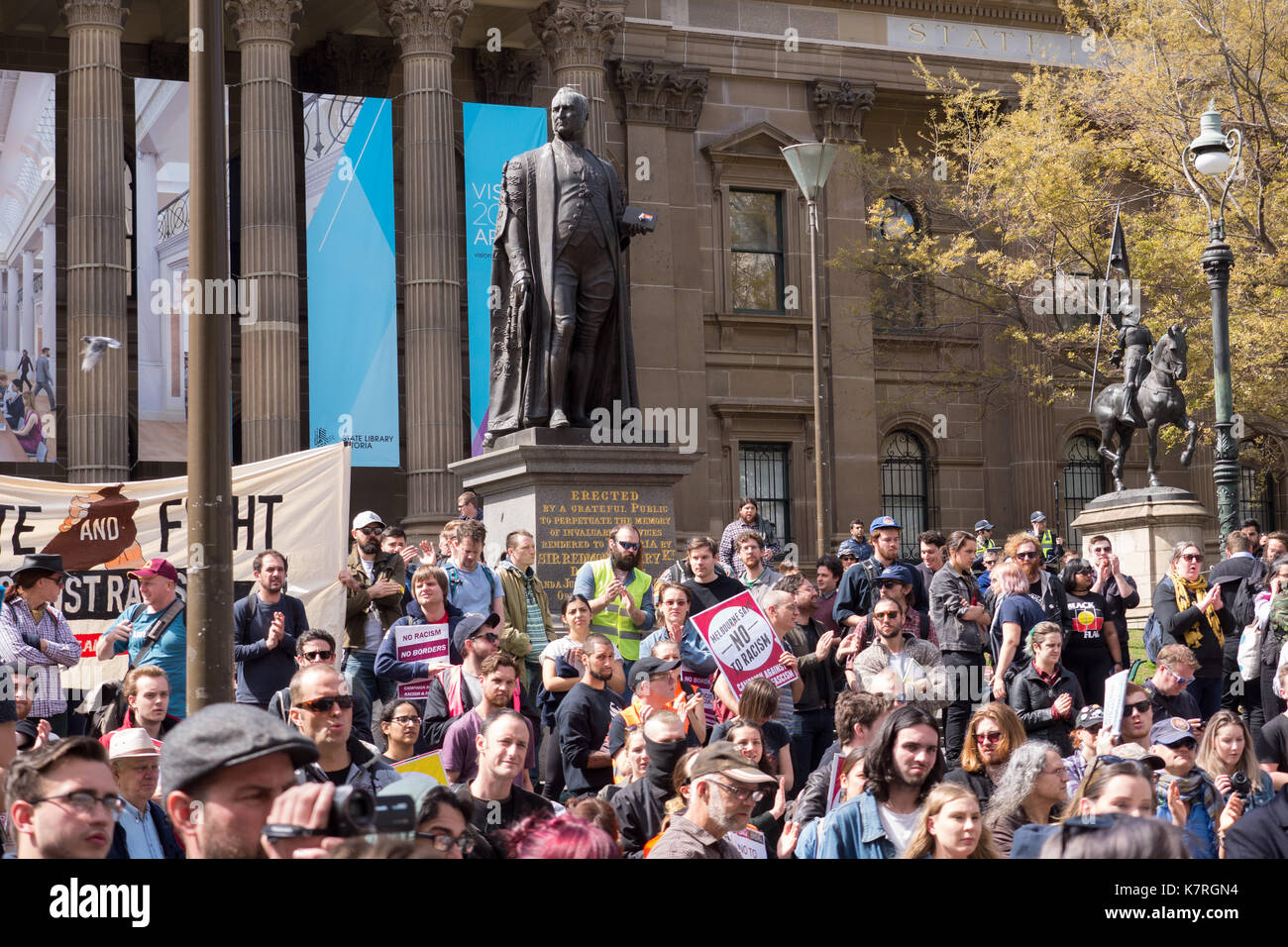 Melbourne Australia contro il fascismo e il razzismo rally detenute sui passi di melbourne biblioteca centrale nel quartiere centrale degli affari. rally tenuto in risposta a una dimostrazione di ala destra gruppi cercando di limitare l' immigrazione, ideologia liberale e il supporto per i musulmani e gli immigrati. un forte sostegno per le popolazioni indigene e le comunità in Australia. Supporto esteso anche a rohinga rifugiati che vivono a Melbourne e quelli cacciati dalle loro terre in Myanmar in Bangladesh. i dimostranti hanno marciato al Vittoriano edificio del Parlamento di affrontare fascista, nativist partiti politici. Foto Stock