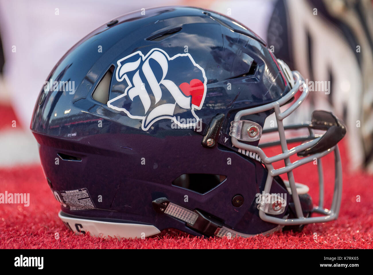 Houston, TX, Stati Uniti d'America. Xvi Sep, 2017. Un riso gufi casco con una forte Houston/uragano Harvey logo correlati si siede sul campo prima di un NCAA Football gioco tra il riso gufi e l'Università di Houston Cougars a TDECU Stadium di Houston, TX. Houston ha vinto il gioco 38-3.Trask Smith/CSM/Alamy Live News Foto Stock