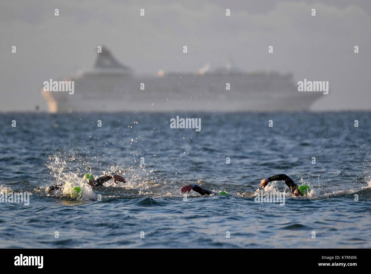 Ironman 70,3, concorrenti durante la fase di nuoto, credito: finnbarr webster/alamy live news Foto Stock