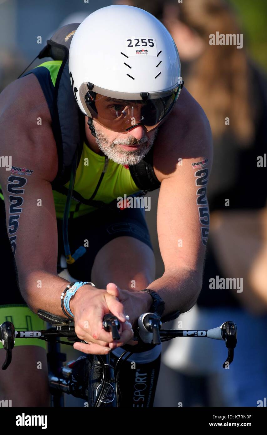 Ironman 70,3, concorrente durante la fase di ciclismo, credito: finnbarr webster/alamy live news Foto Stock