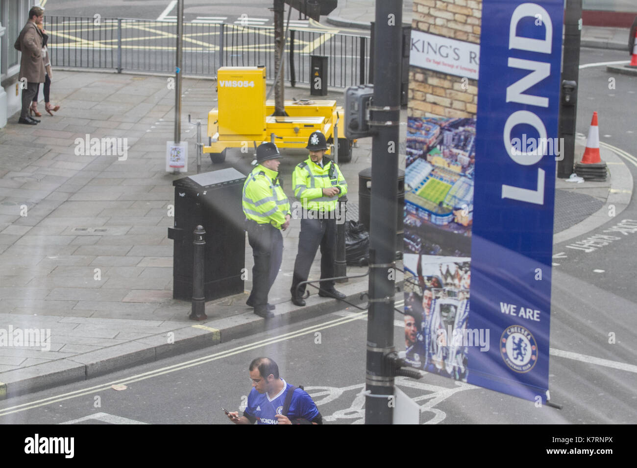 Londra REGNO UNITO. Xvii Settembre 2017. Visibili di sicurezza con un maggior numero di funzionari di polizia per la partita tra Chelsea e Arsenal dopo il recente bombardamento del tubo in Parsons Green situato nelle vicinanze dell'Stadio Stamford Bridge Foto Stock