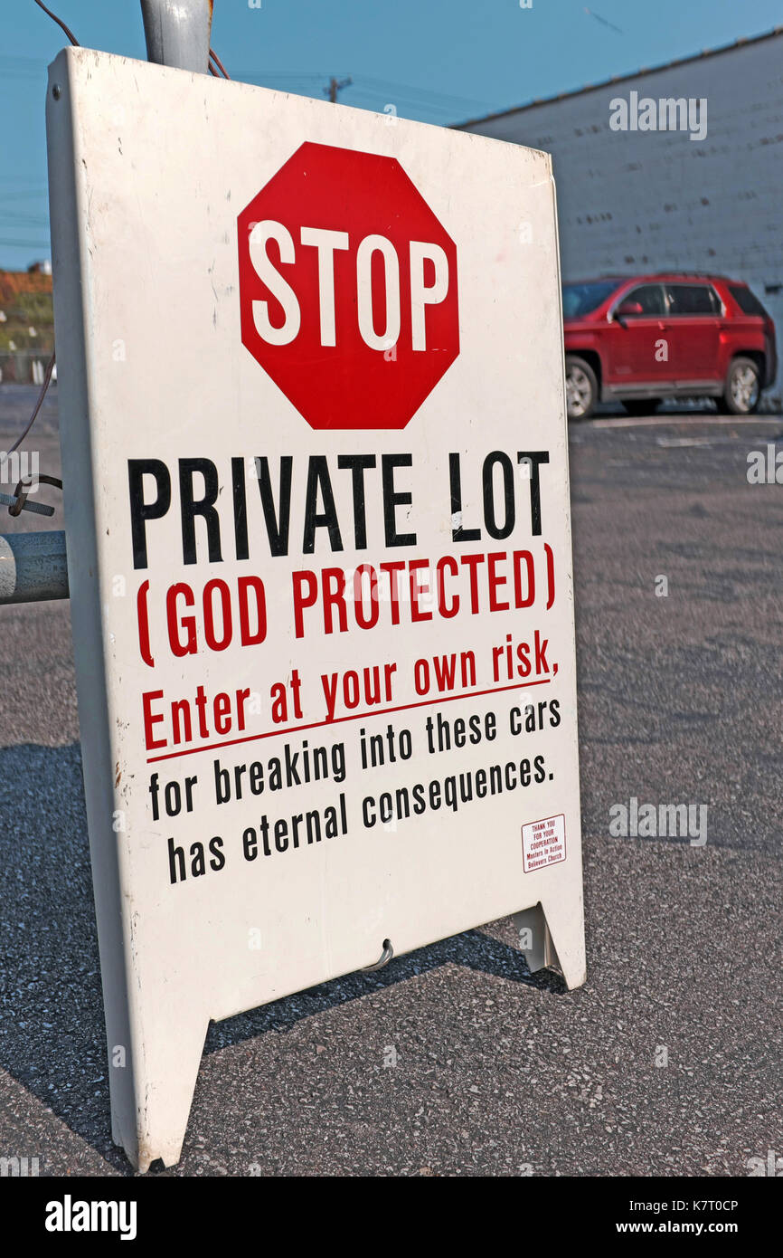 Parcheggio privato nel centro di Cleveland con sconfinamenti unico messaggio indicante la partita è "Dio ha protetto...inserire a proprio rischio e pericolo". Foto Stock