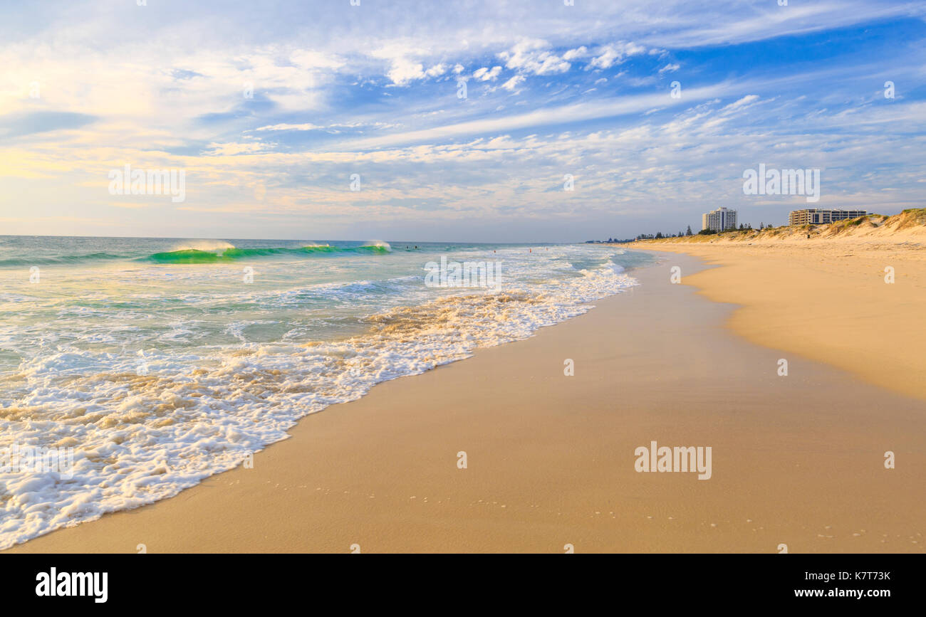 Una rottura d'onda sulle rive di Scarborough Beach. Perth, Australia Foto Stock