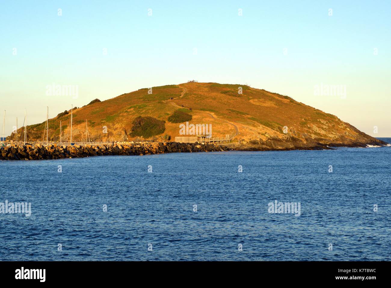 Muttonbird island, australiano importante punto di riferimento e di attrazione turistica in Coffs Harbour nel Nuovo Galles del Sud al di sotto del cielo della sera Foto Stock