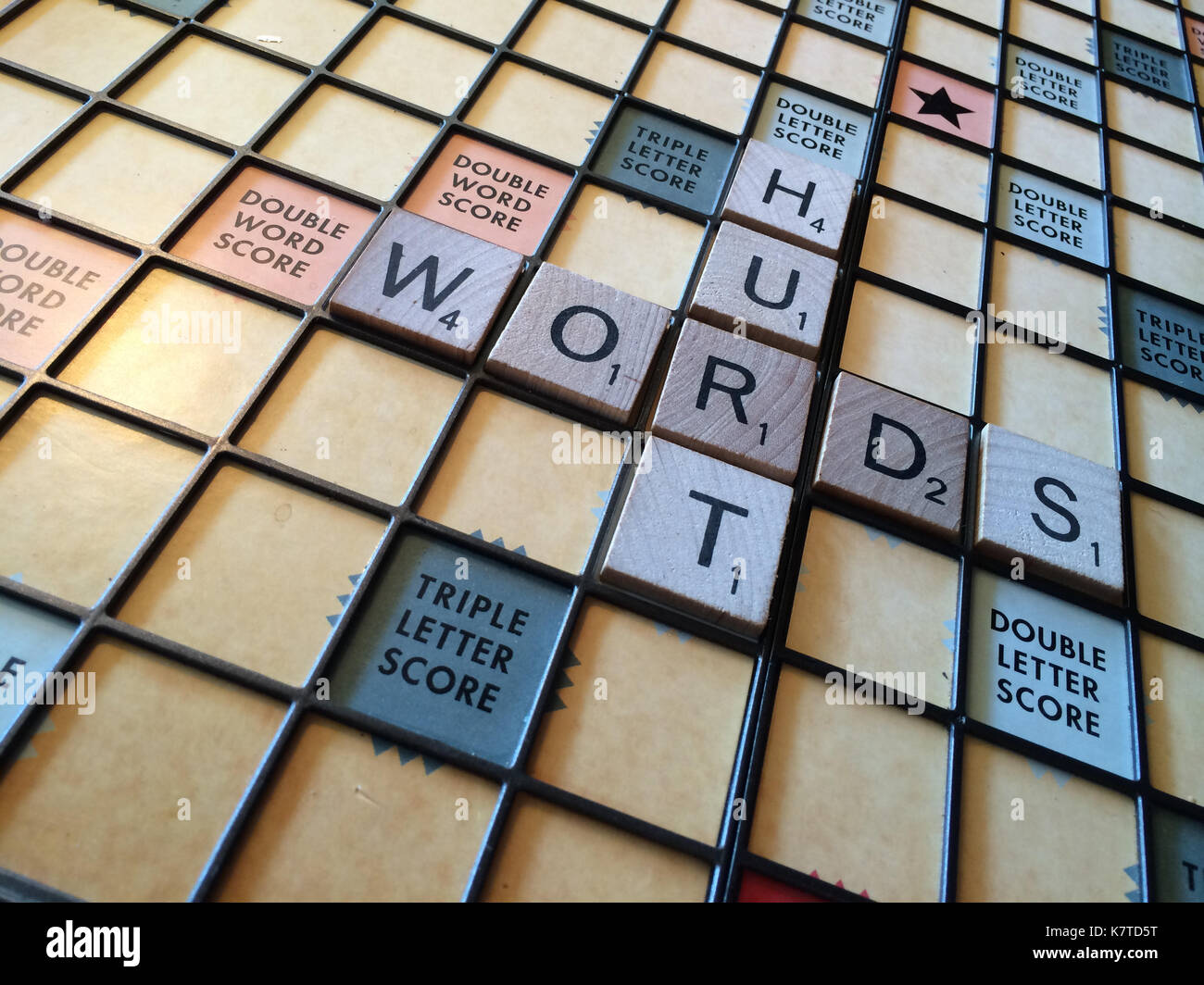 Le parole 'parole male' enunciato su un gioco SCRABBLE board Foto Stock