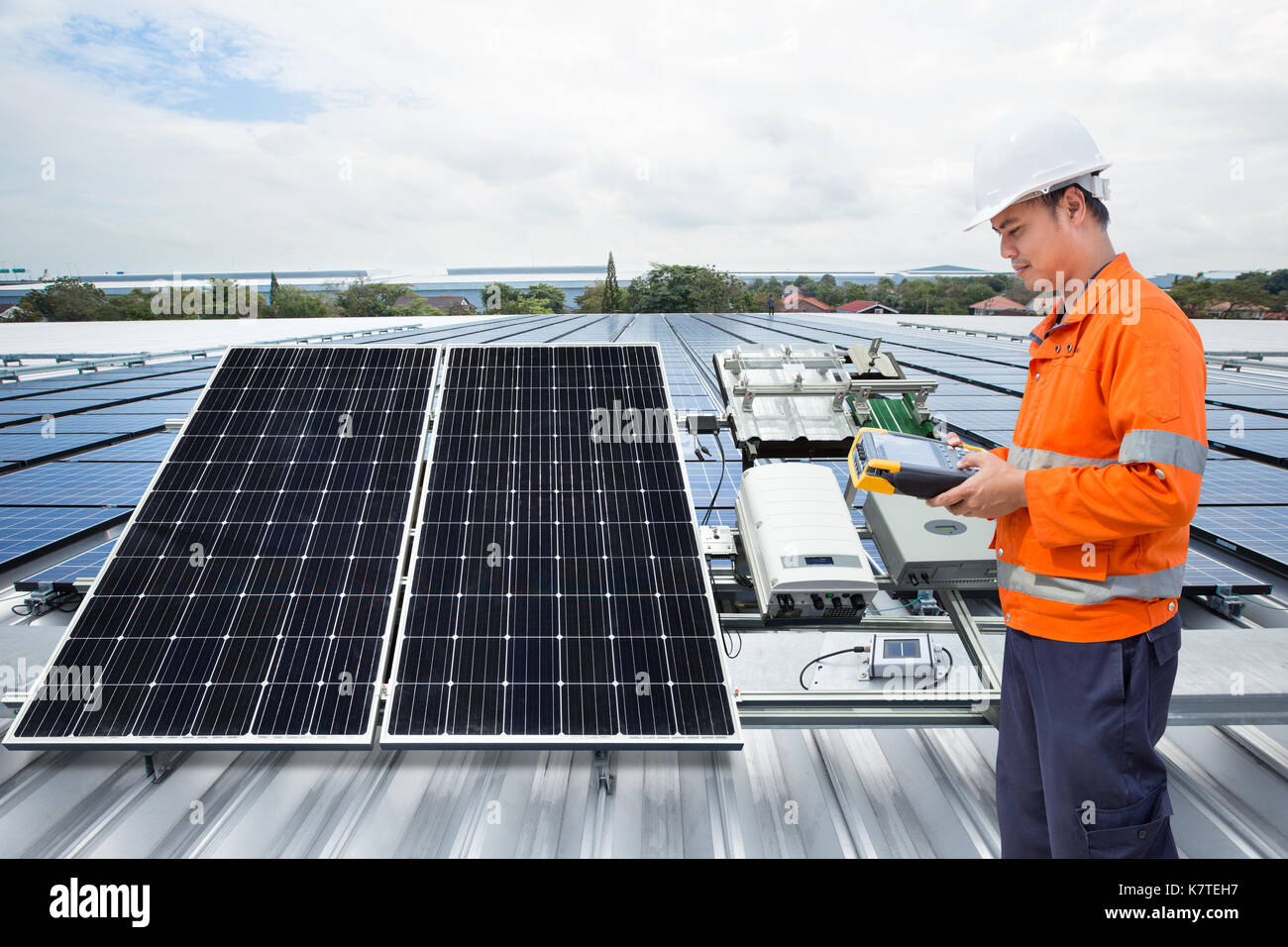 Ingegnere di manutenzione Pannello solare attrezzatura sul tetto di fabbrica Foto Stock