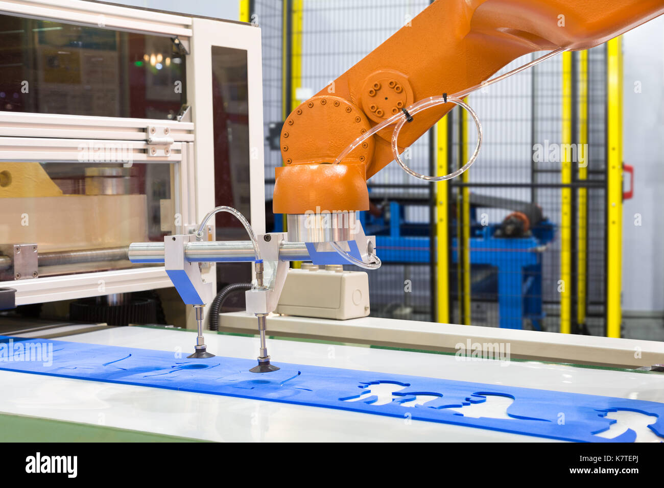 Automatizzate il braccio robotico di plastica di prelievo che costituisce il foglio in produzione, industria 4.0 concetto Foto Stock