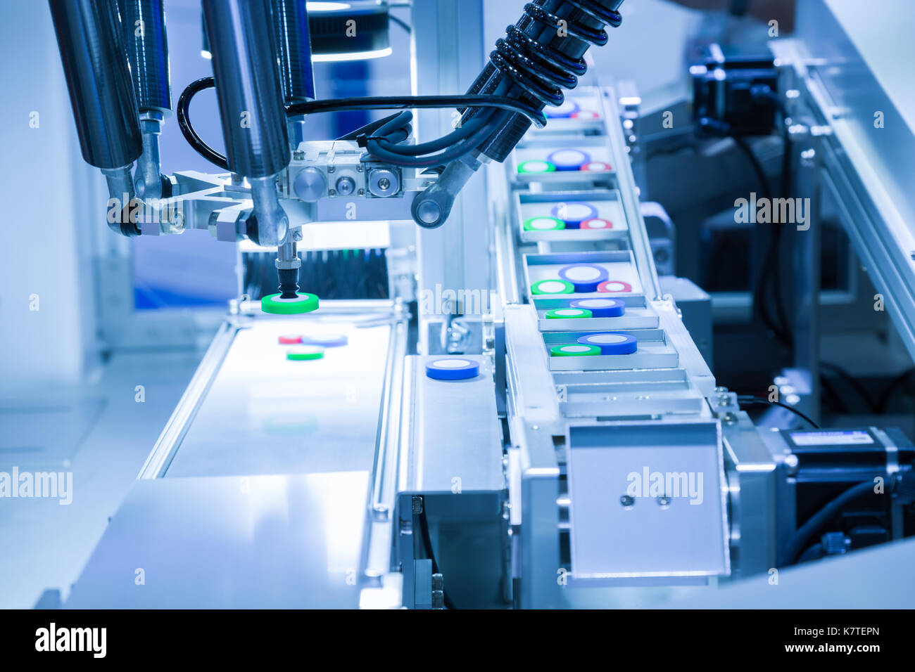 Il prelievo automatizzato robotica gruppo in linea di produzione lavorando in smart factory, industria 4.0 concetto Foto Stock