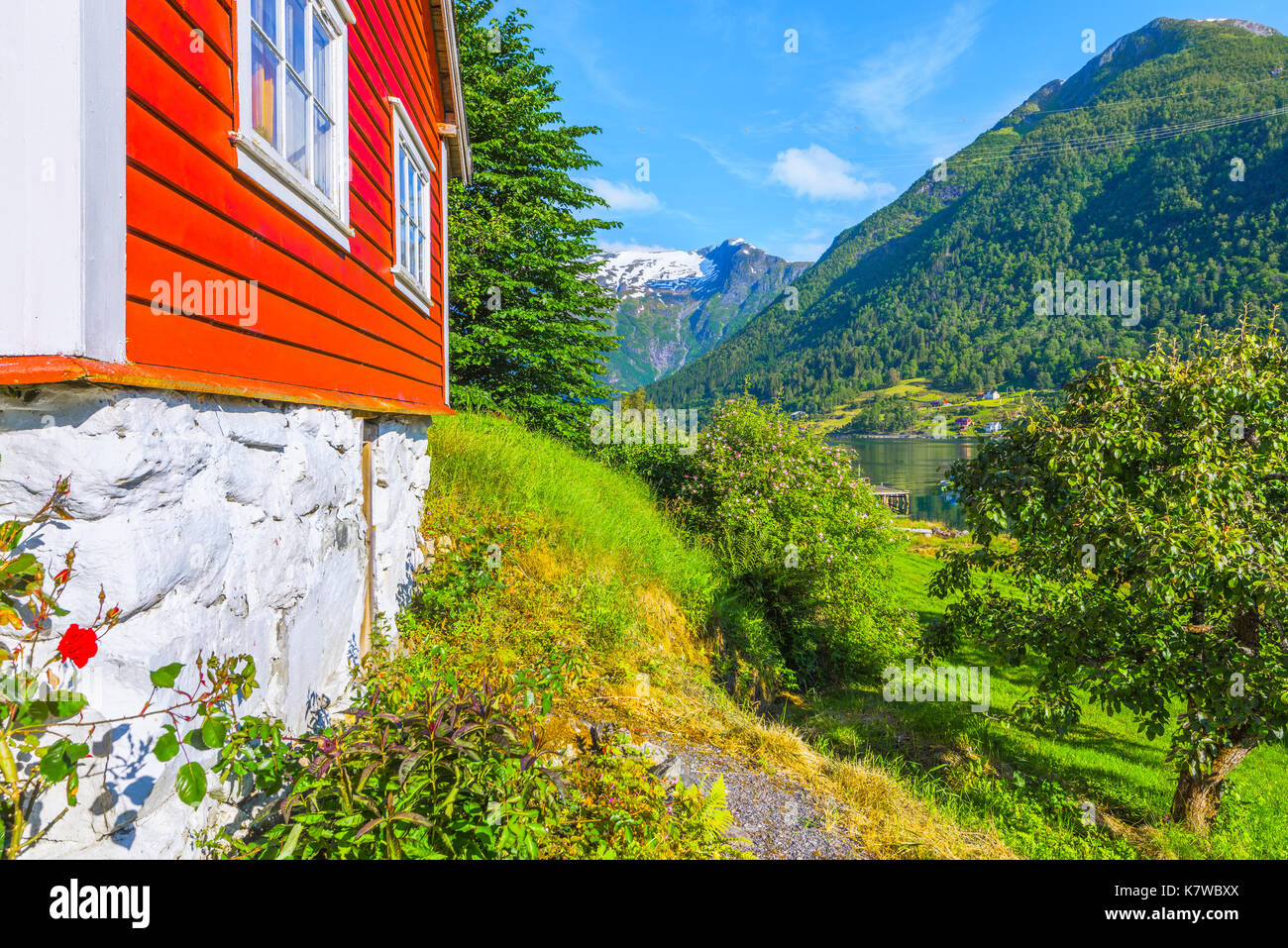 Red casa in legno con vista al Sognefjord e montagne, Balestrand Norvegia e Scandinavia Foto Stock
