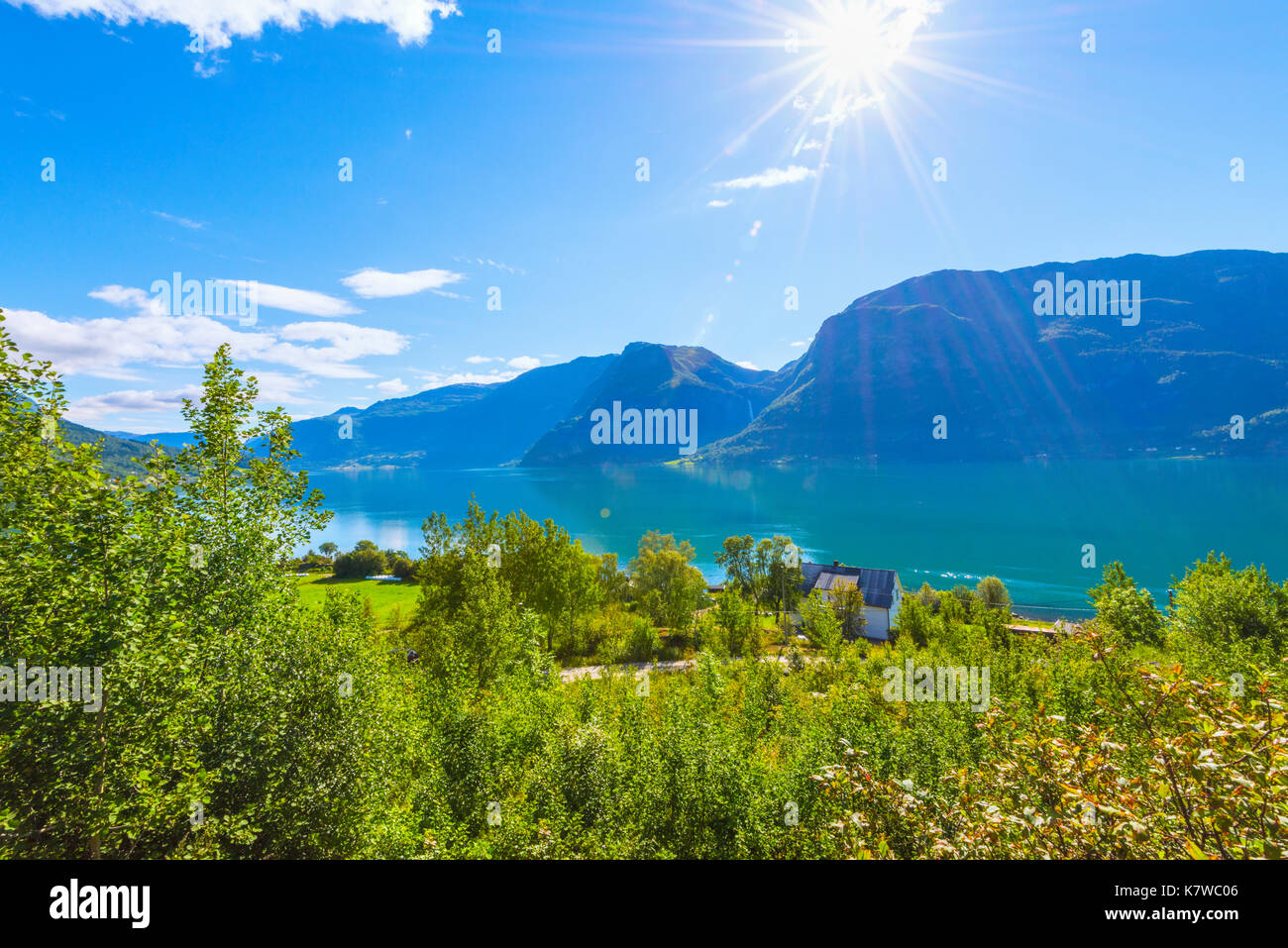 Il turquois blu scintillante acqua del Lustrafjorden vicino Gaupne, Sognefjord, Norvegia e Scandinavia Foto Stock