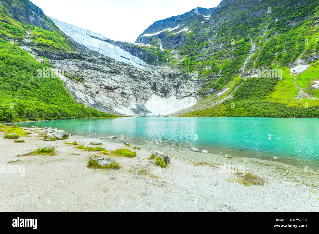 Ghiacciaio Boyabreen e il suo lago Brevatnet, ramo laterale del ghiacciaio Jostedalsbreen, Fjaerland, Norvegia Foto Stock
