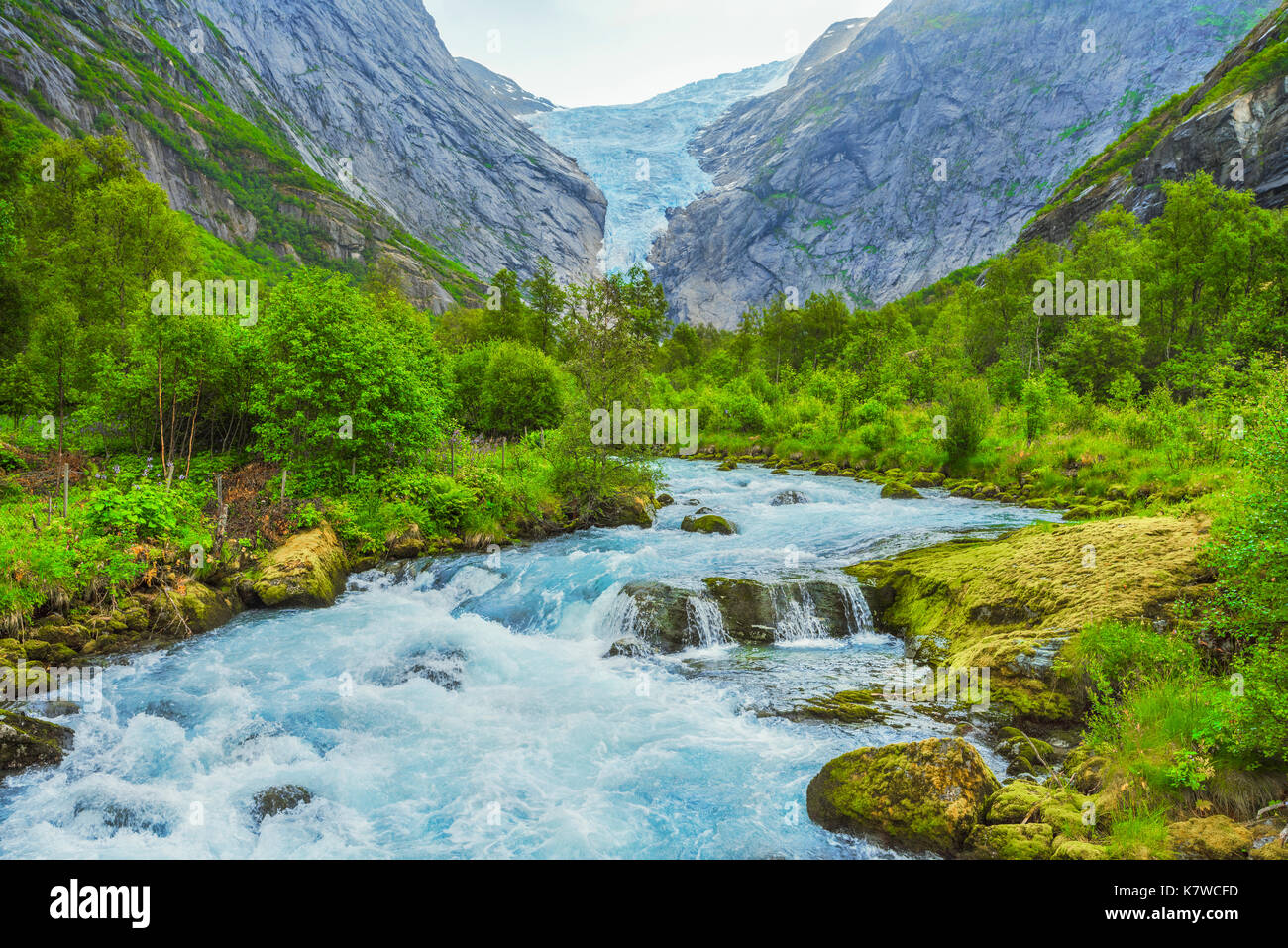 Fiume e Briksdalsbreen glacier, Briksdalen, valle Oldedalen al Nordfjorden, Norvegia Foto Stock