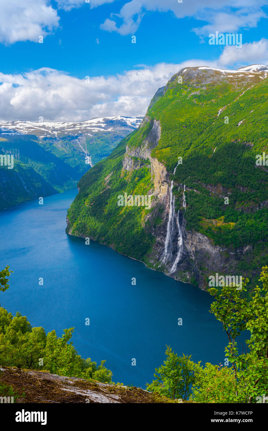 Vista dall'alto verso la cascata delle sette Sorelle e il Geirangerfjorden con le montagne circostanti, la Norvegia Foto Stock