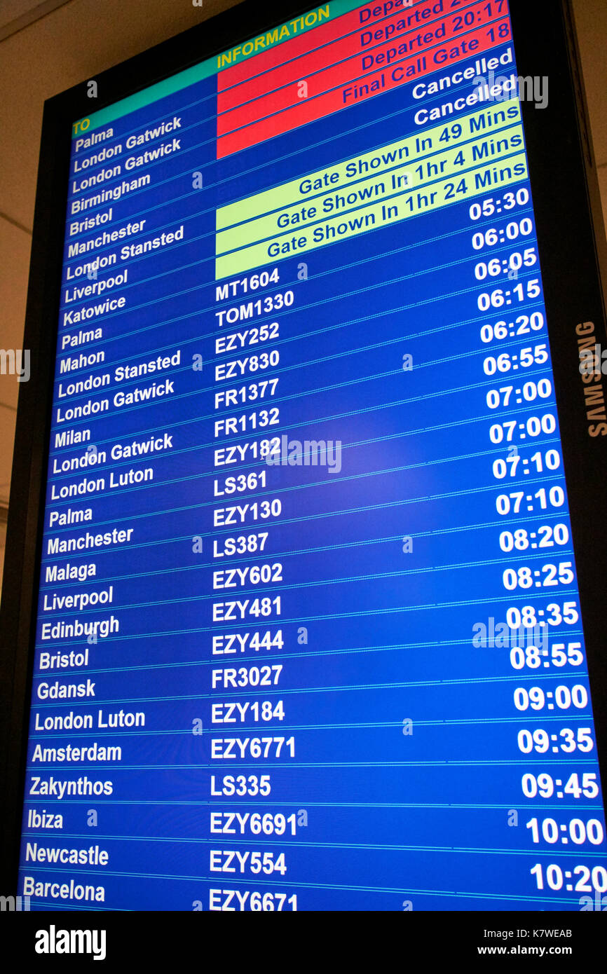 Aeroporto di informazione di volo che mostra la schermata Destinazioni la compagnia aerea a basso costo dei codici e dei tempi di volo Foto Stock