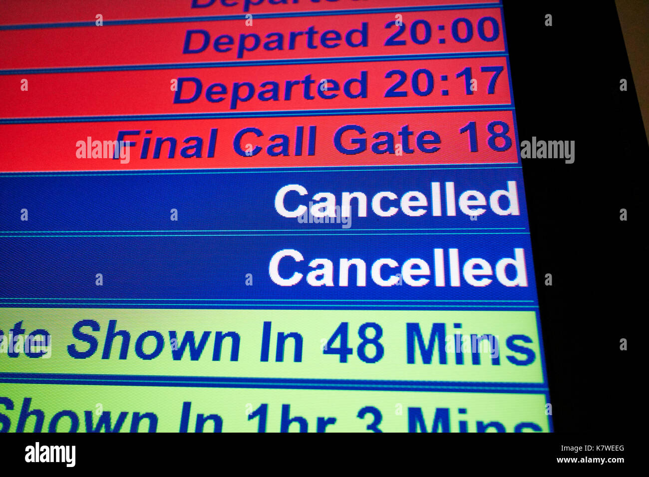 Aeroporto di informazione di volo che mostra la schermata defunti, chiamata finale e cancellazioni dei voli Foto Stock