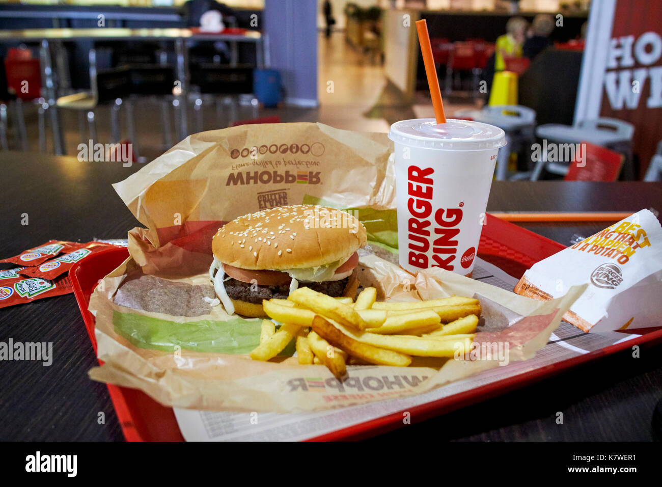Burger King pasto su un vassoio in un ristorante in un aeroporto regionale nel Regno Unito durante la notte Foto Stock