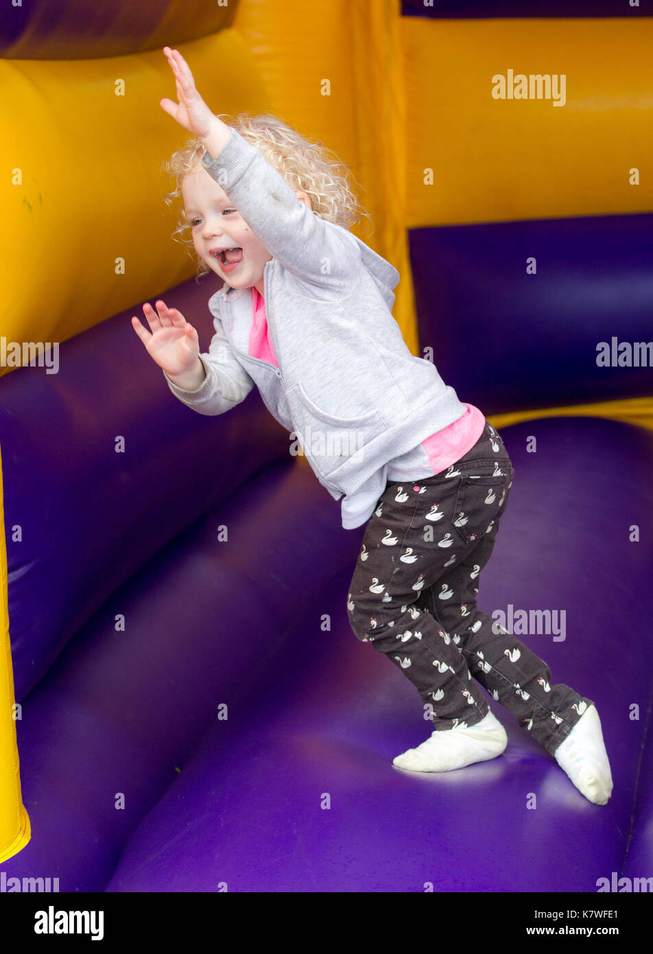 Bambini che giocano in fiera del divertimento Foto Stock