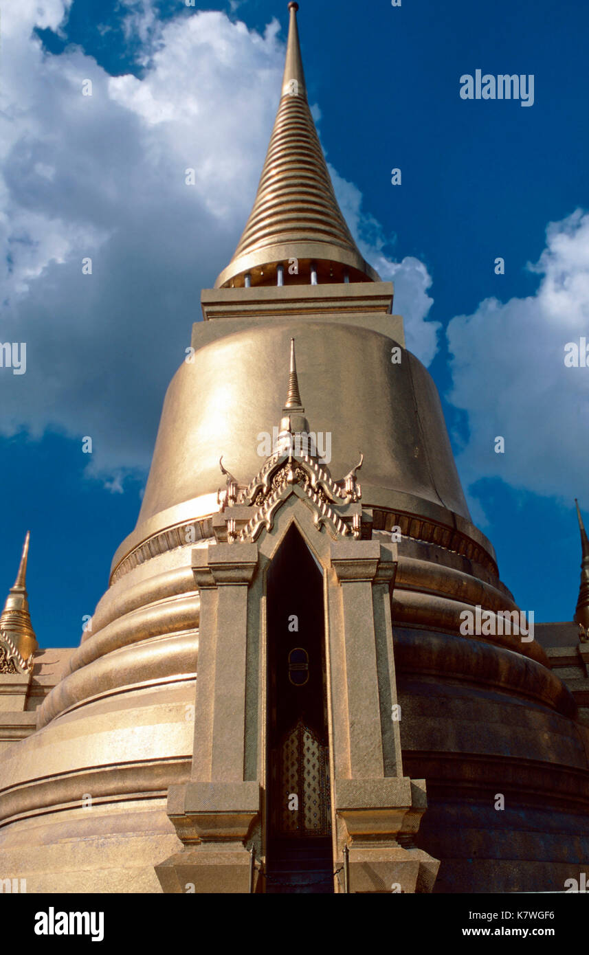 Phra Sri Rattana Chedi,Tempio del Buddha di Smeraldo,Grand Palace,Bangkok, Tailandia Foto Stock