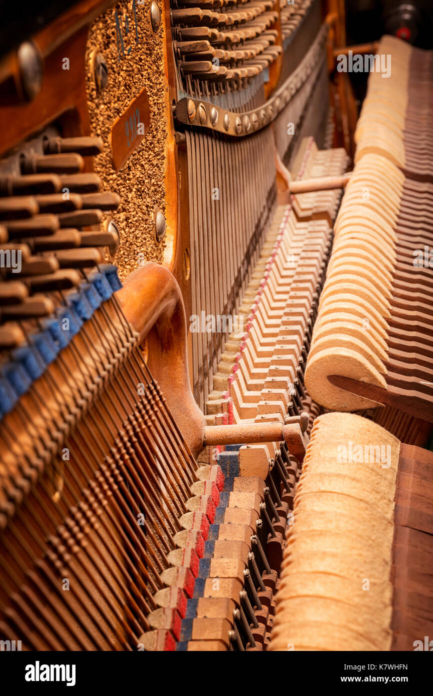 All'interno del vecchio pianoforte vista. antico meccanismo musicale close up Foto Stock