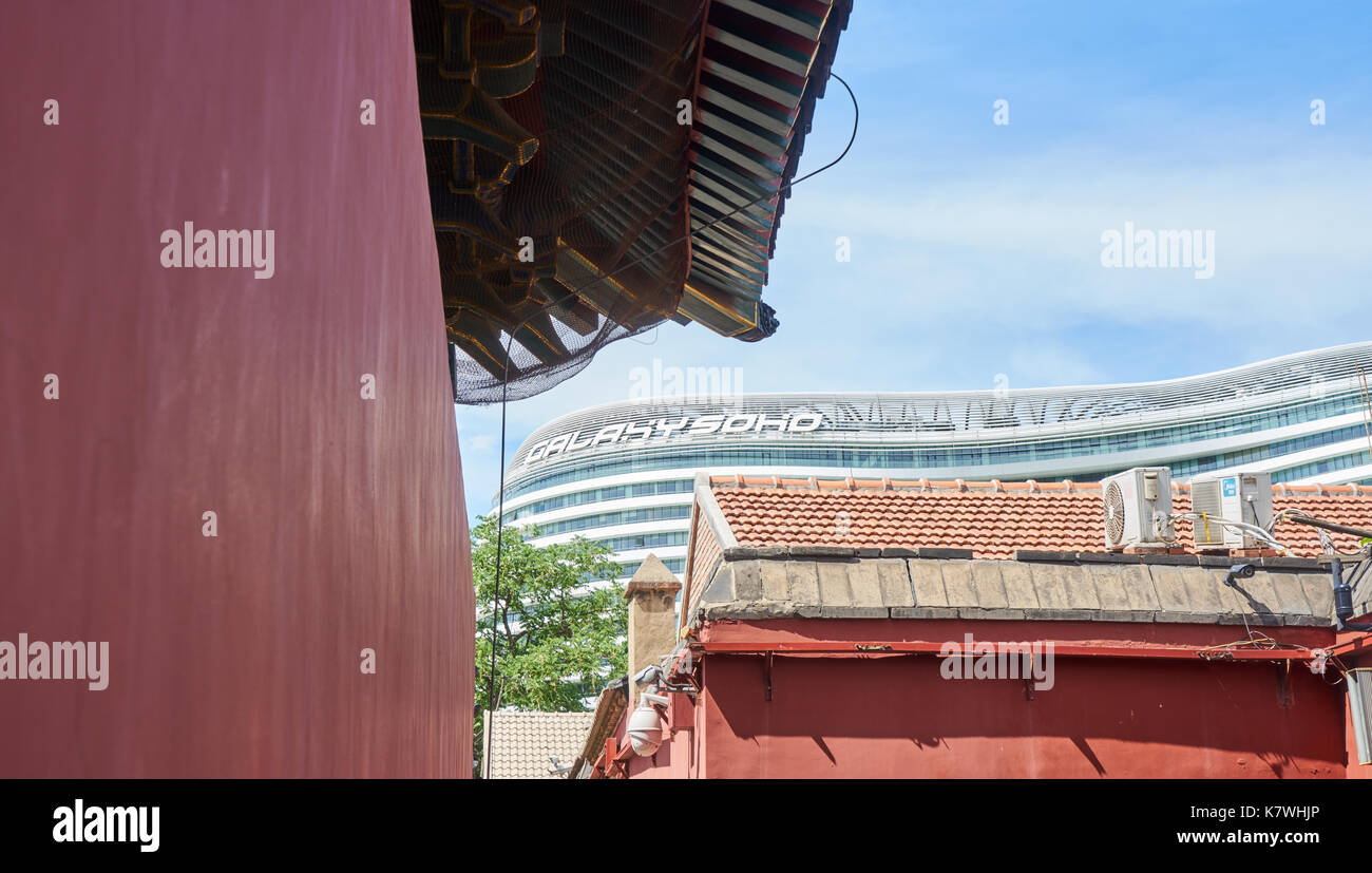 Il contrasto tra antico tempio Zhihua e moderna builidng Soho a Pechino in Cina, dove mostrato grossi cambiamenti e il rapido sviluppo della società cinese Foto Stock