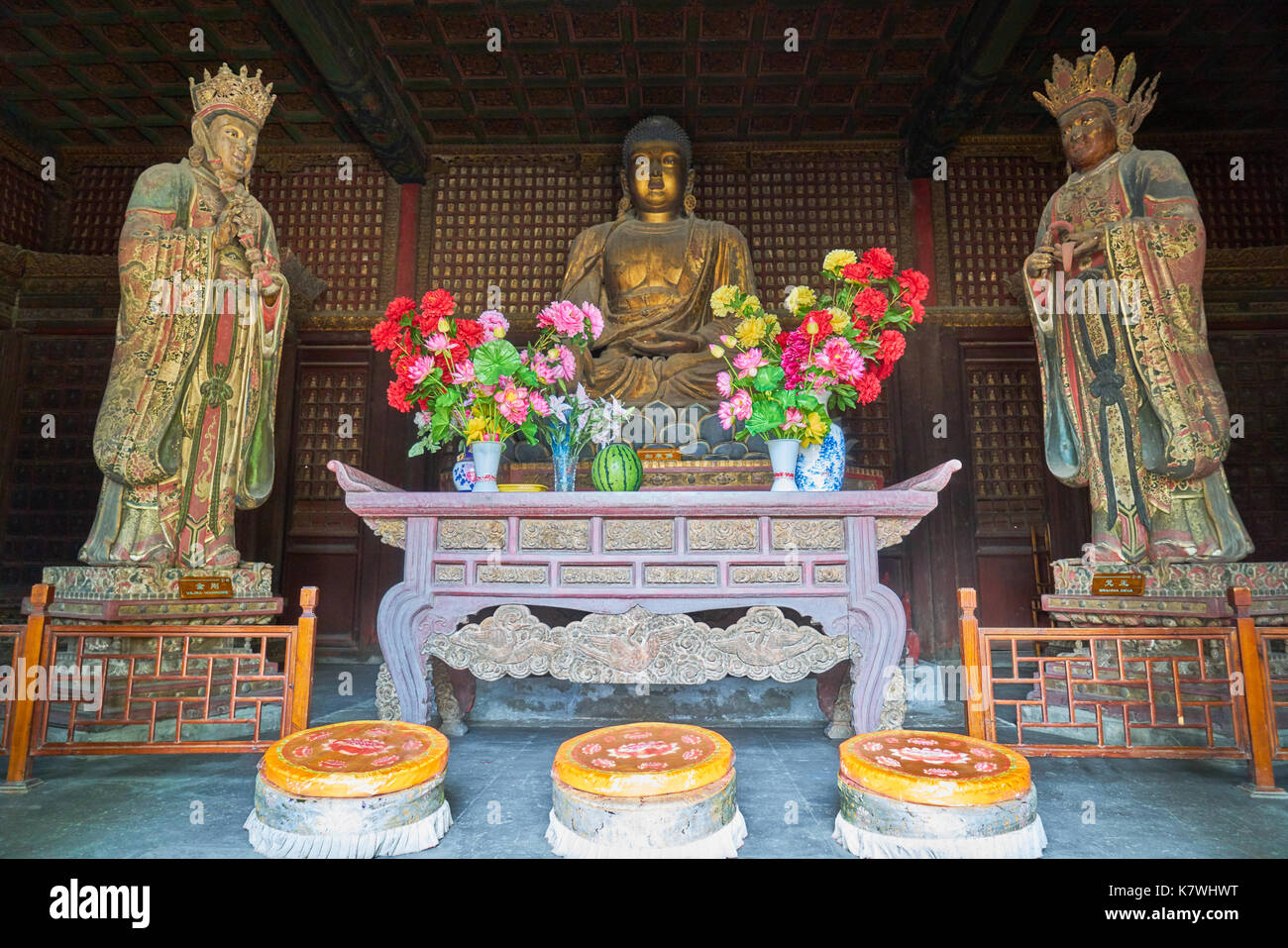 Tre statue di Buddha nella sala del tempio Zhihua a Pechino in Cina, costruita nella dinastia Ming Foto Stock