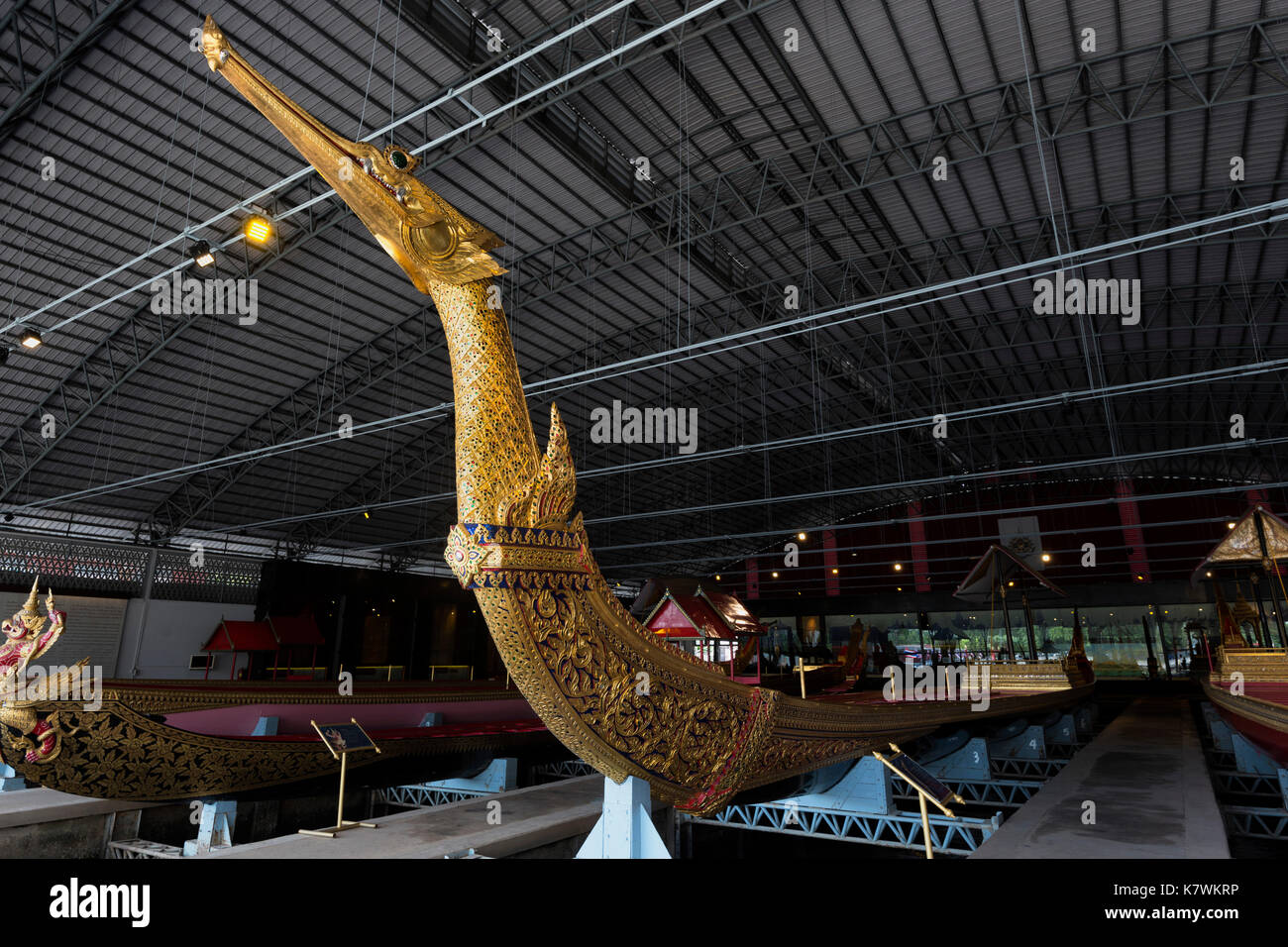 Royal Barge suphannahong è l'oro, cigno reale a forma di prua decorata con ornamenti di vetro. Foto Stock