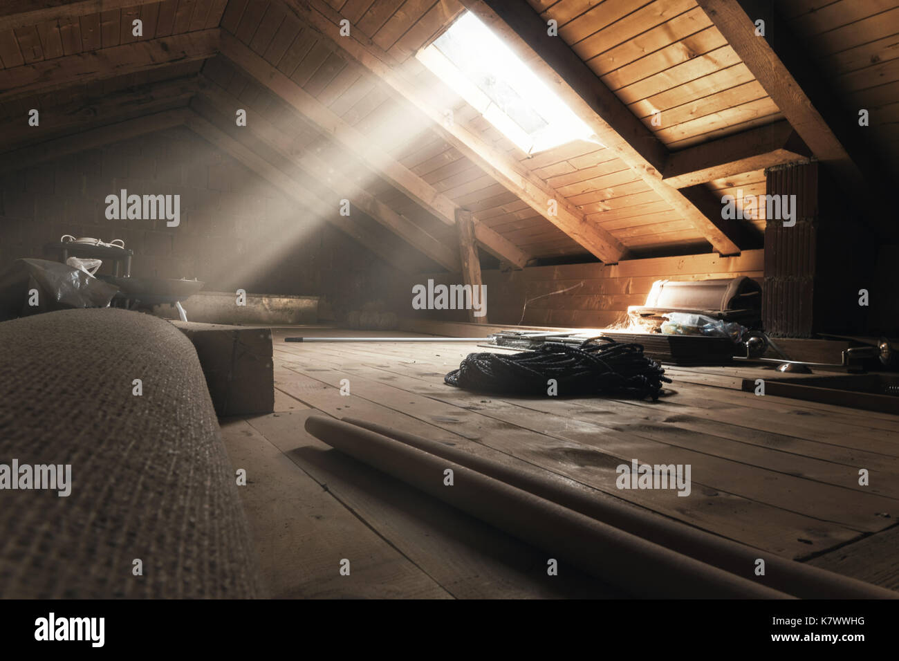 Schiarire attico con raggi di luce in corrispondenza della finestra Foto Stock