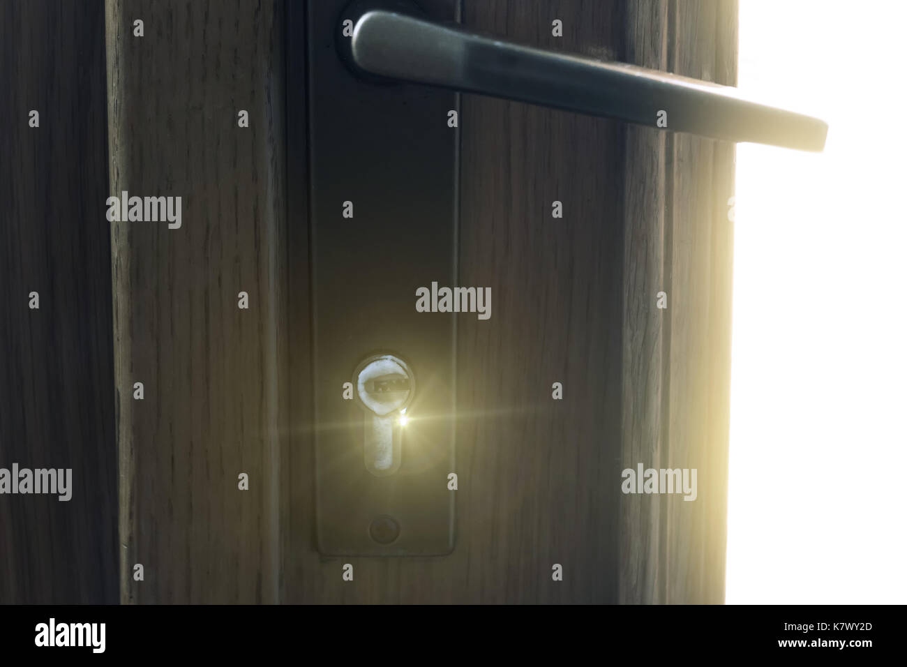 Serratura della porta coperto di brina con di fronte la luce solare Foto Stock
