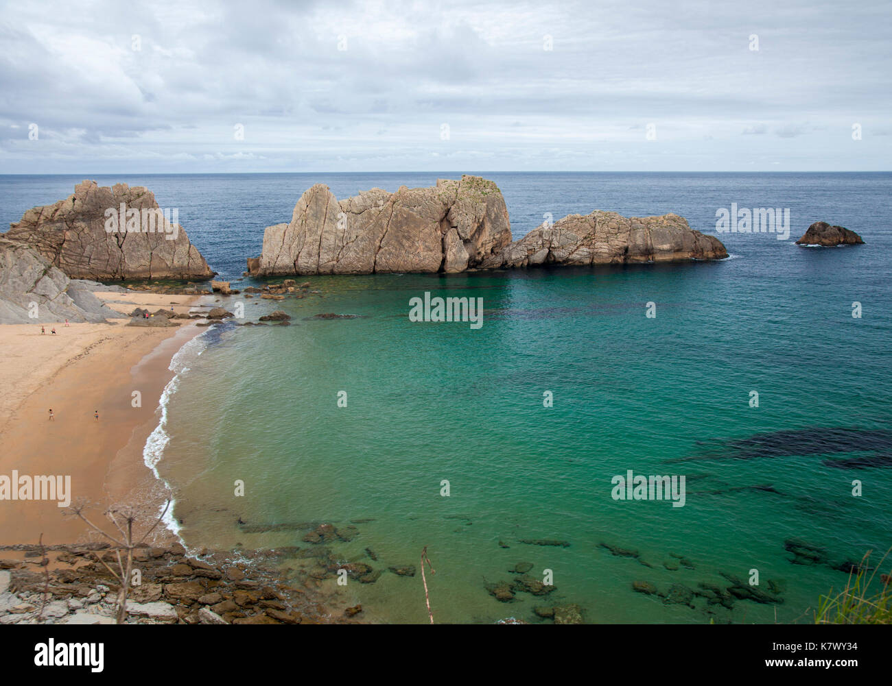 Cantabria, costa quebrada, formazioni rocciose attorno a spiaggia playa de la arnia Foto Stock