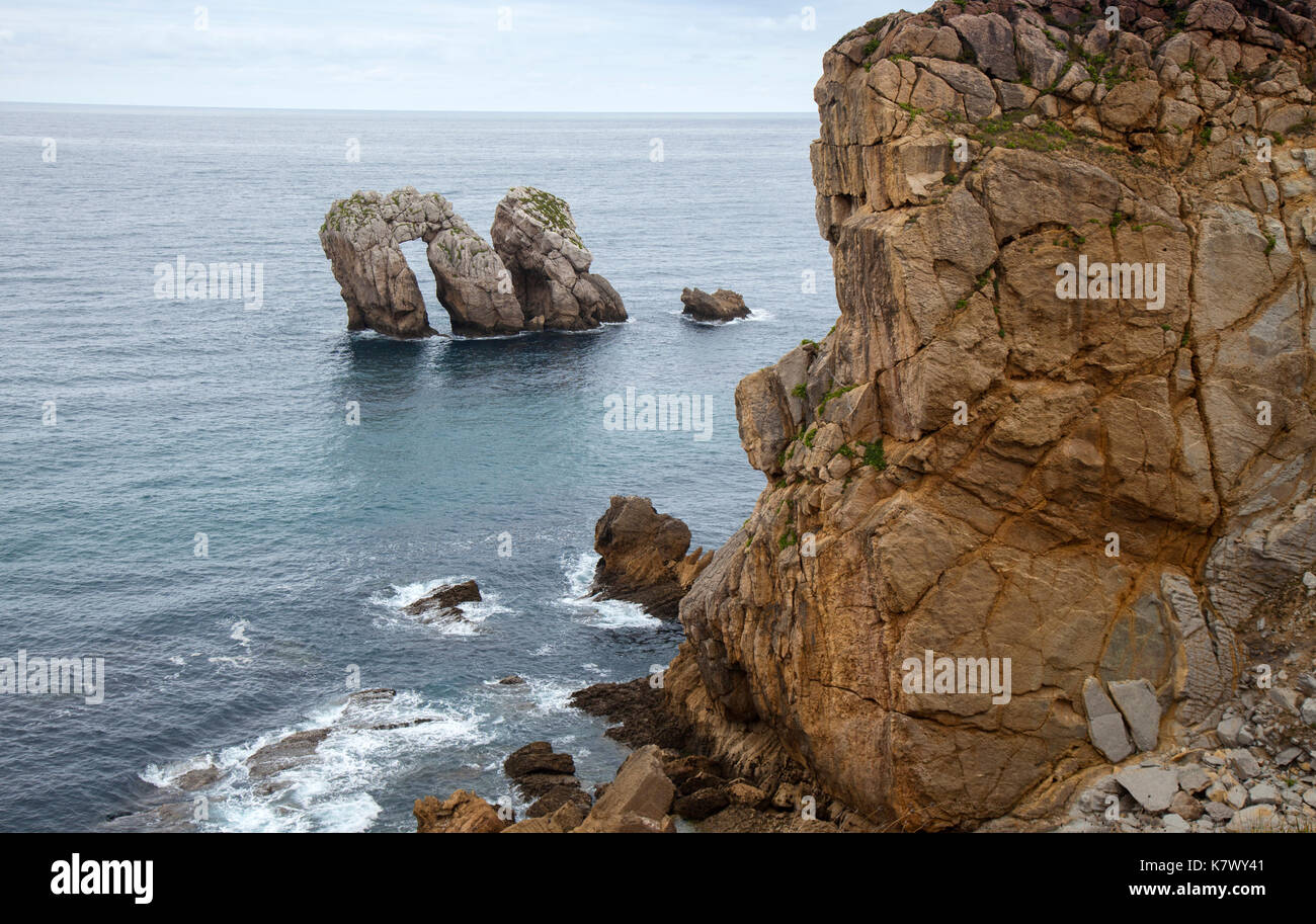 Cantabria, costa quebrada, formazioni rocciose urros de Liencres Foto Stock