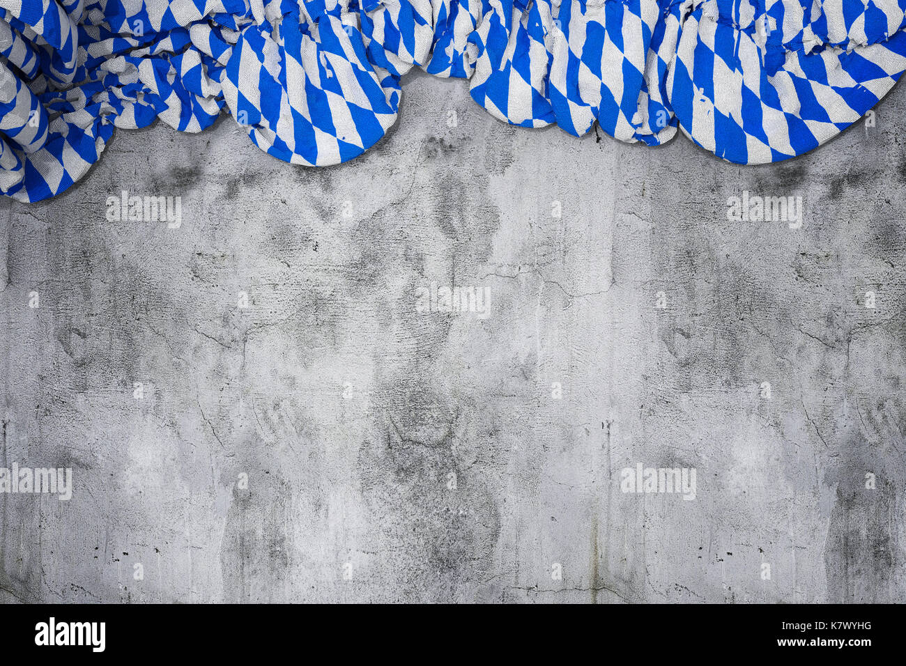 Crumpled bandiera bavarese con i colori del bianco e del blu su vuoto muro di cemento Foto Stock
