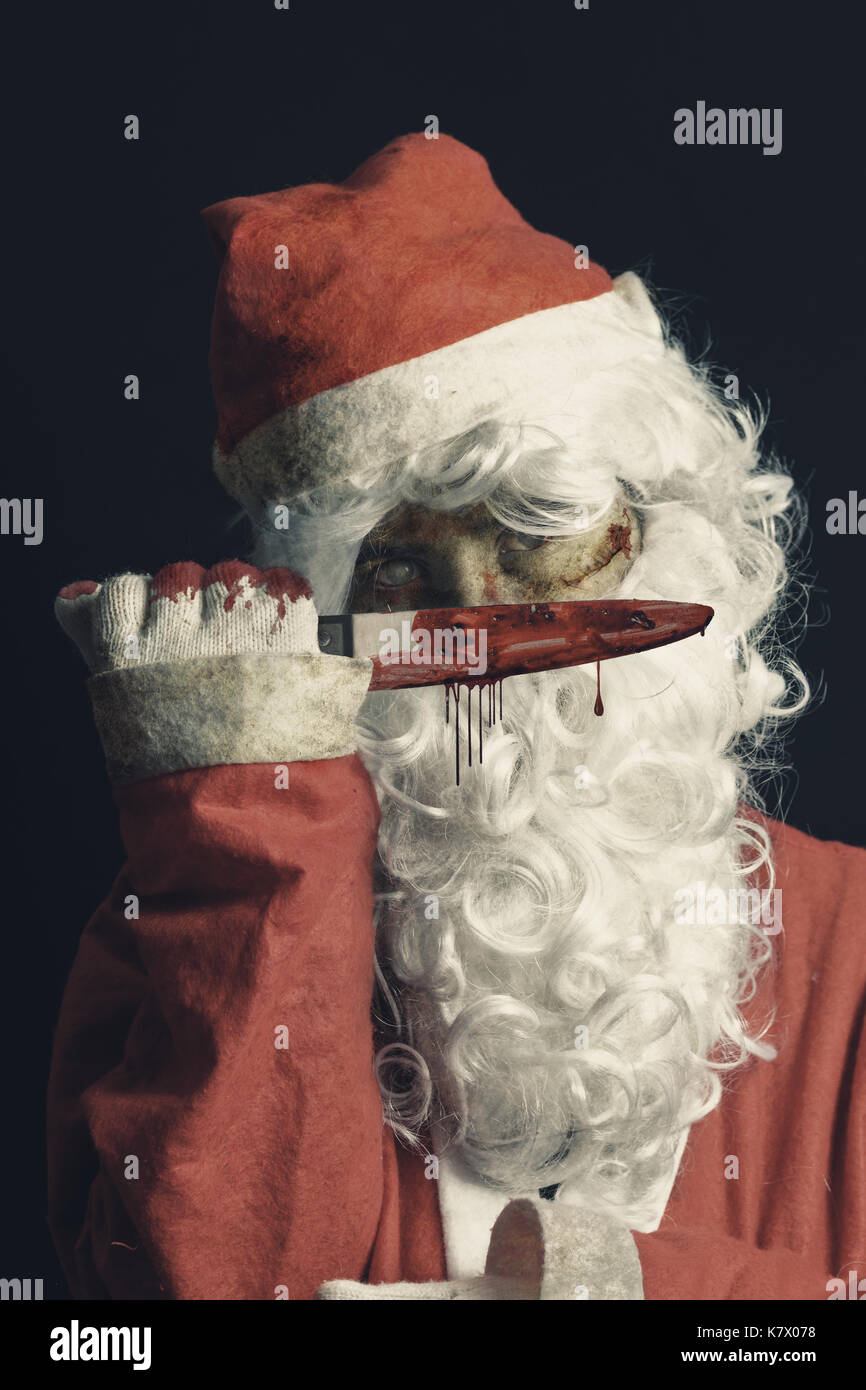 Orrore babbo natale mostra il suo coltello insanguinato Foto Stock
