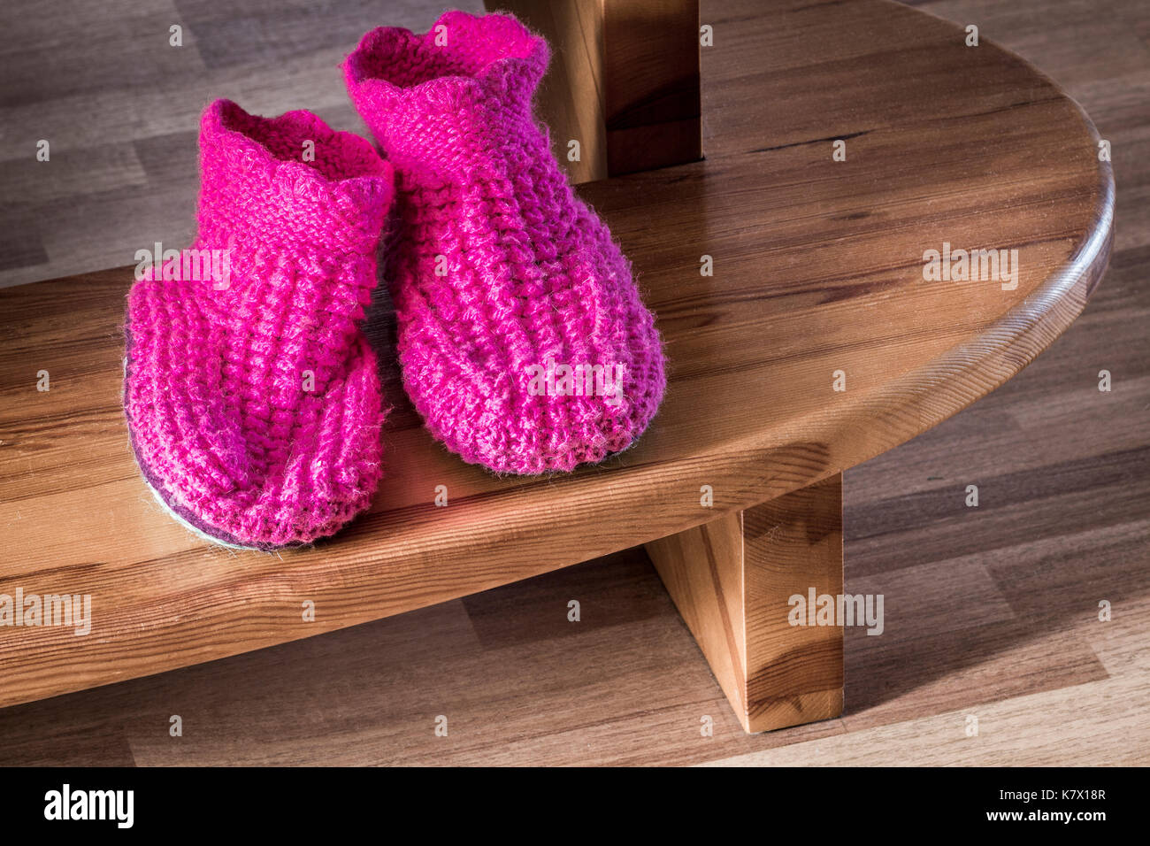 Viola maglia morbide ciabattine laici per l'operazione. Foto Stock