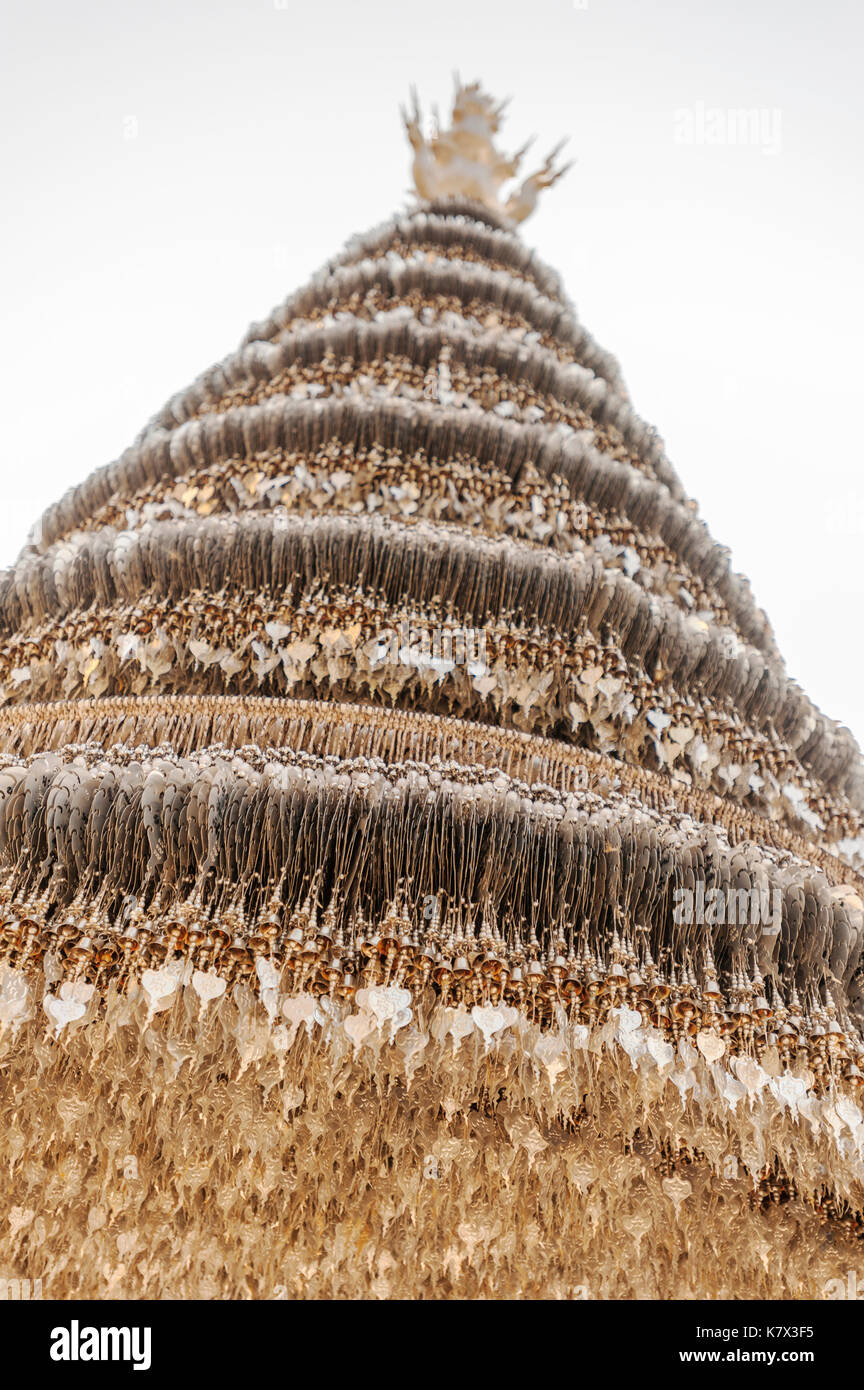 Albero a forma di pagoda dove è possibile appendere un medaglione con il tuo nome a Wat Rong Khun, il Tempio Bianco, Chiang Rai, Thailandia Foto Stock