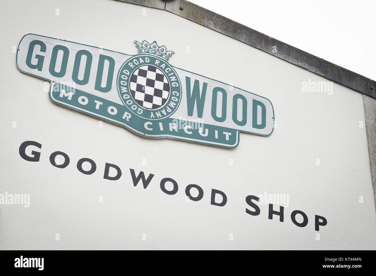 Goodwood circuito motorino shop segno, West Sussex, in Inghilterra Foto Stock