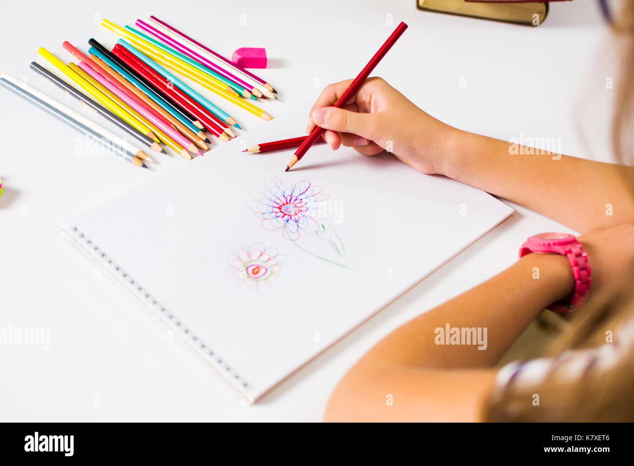 Ragazza di disegno di un fiore coloratissimo prospettiva in prima persona Foto Stock