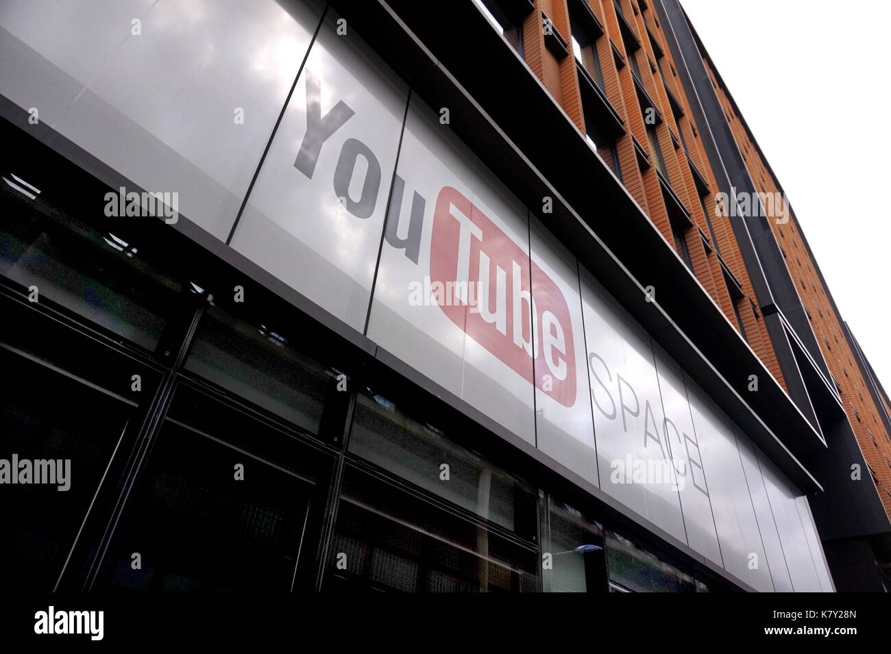 La parte anteriore dello spazio di youtube, kings cross, london Foto Stock